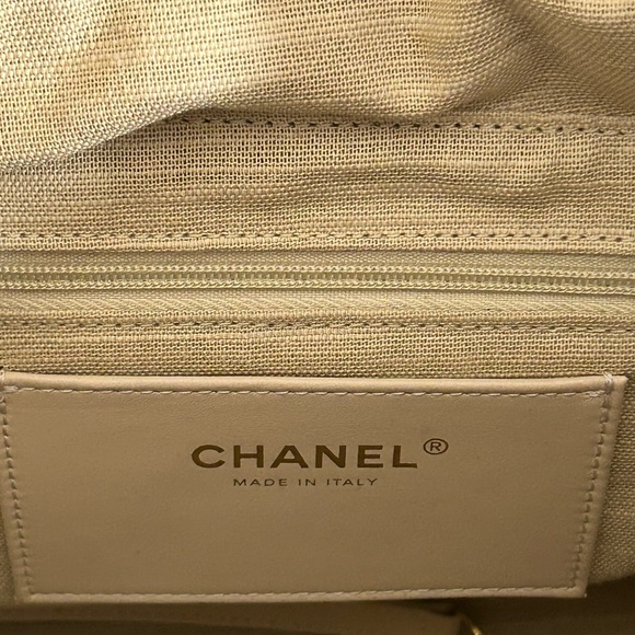 CHANEL (26P) LARGE Shopping Bag Black Calfskin & Gold-Tone Metal - Picture 13 of 17